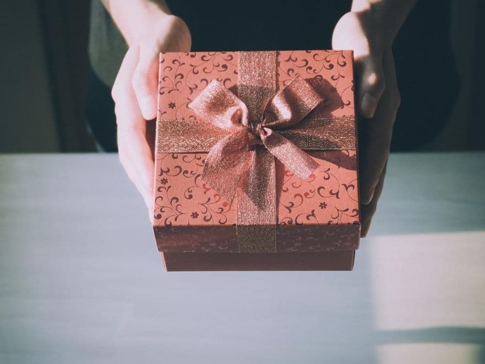 Hand-styling a gift hamper